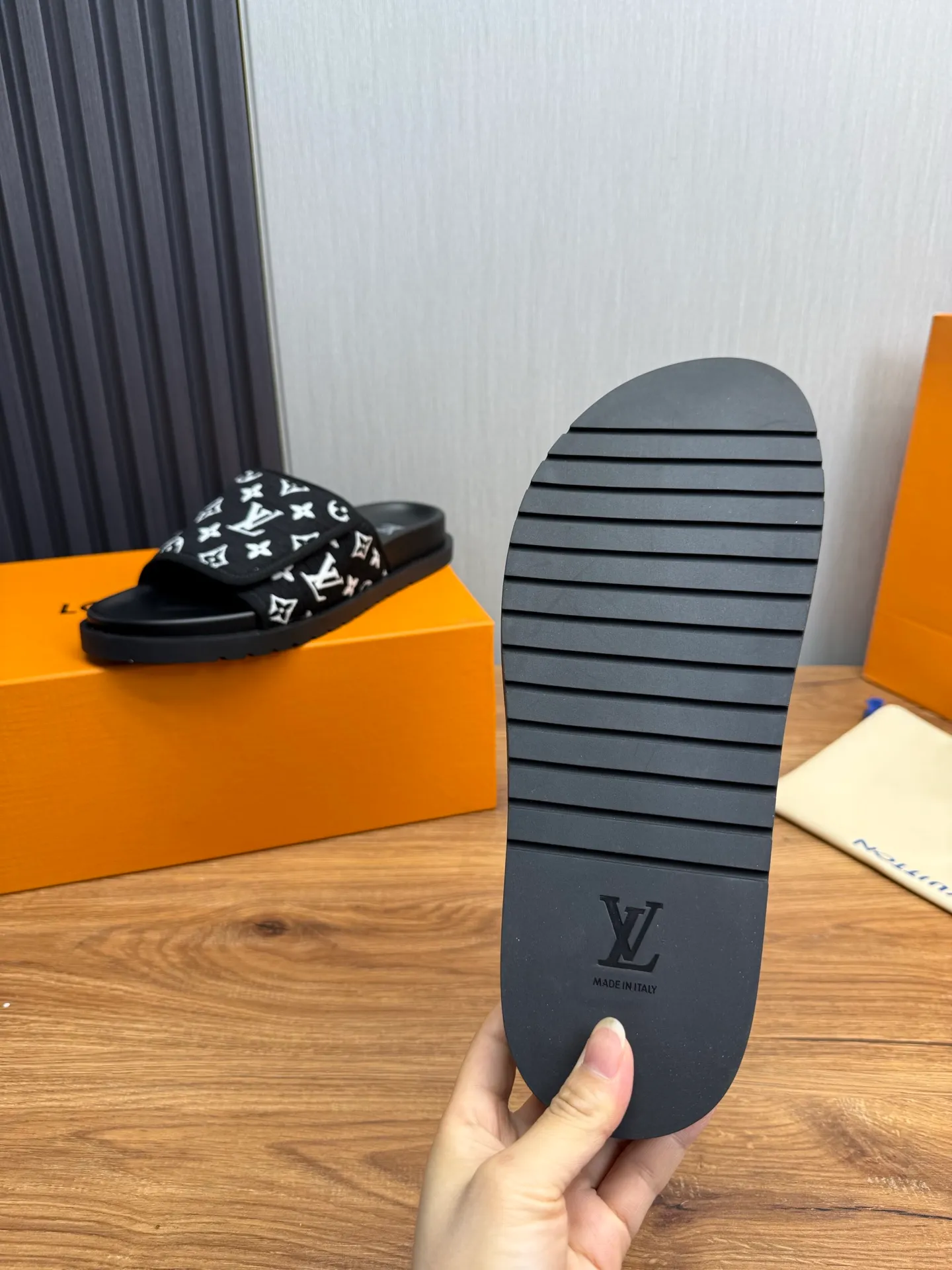 Men's shoes 💰340💰 ▪️LV's popular Little Red Book popular slippers hot sale: 1 shipment✅ Super textured and comfortable slippers, original TPU outsole. Authentic counter box drawer box packaging 🎁Size 38-45